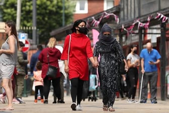 Wegen eines deutlichen Anstiegs von Coronavirus-Infektionen sind in Teilen Nordenglands wie hier in Oldham im Großraum Manchester die Ausgangsbeschränkungen verschärft worden.