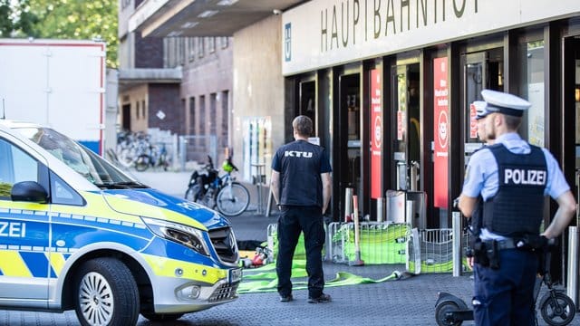 Einsatzkräfte der Polizei und der Kriminaltechnischen Untersuchung (KTU) vor dem Hauptbahnhof in Düsseldorf. Einsatzkräfte der Polizei und der Kriminaltechnischen Untersuchung (KTU) vor dem Hauptbahnhof in Düsseldorf.