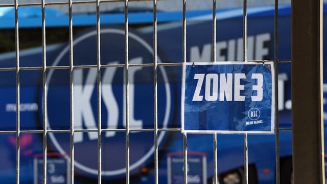 Der Karlsruher SC muss den Etat für die Profi-Mannschaft wegen der Coronavirus-Krise verringern. Der Karlsruher SC muss den Etat für die Profi-Mannschaft wegen der Coronavirus-Krise verringern.