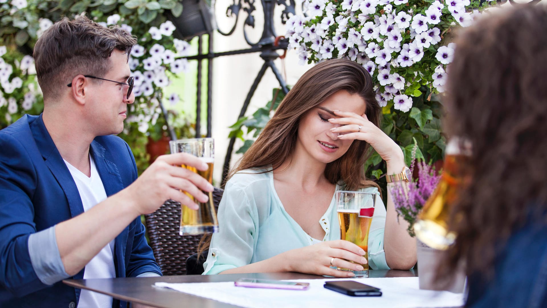 Partnerschaft: Wenn man die Freunde seines Partners kennenlernt, sollte man damit rechnen, dass er in deren Umfeld andere Verhaltensweisen an den Tag legt als gewohnt.