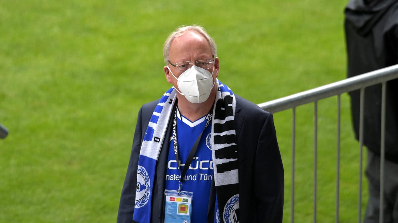 Bielefelds Oberbürgermeister Pit Clausen bei einem Spiel von Arminia Bielefeld mit Fanschal und Maske: Er hat gestanden, selbst unvorsichtig im Umgang mit den Corona-Regeln gewesen zu sein.
