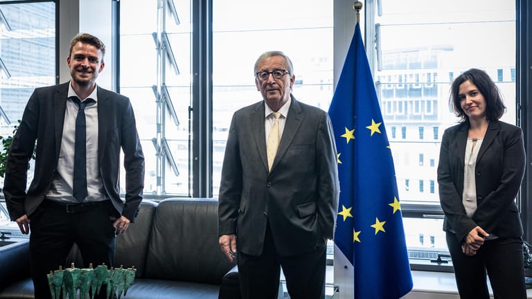 Die t-online.de-Redakteure Daniel Schreckenberg (links) und Madeleine Janssen mit dem früheren EU-Kommissionschef Jean-Claude Juncker in dessen Büro im Brüsseler Berlaymont-Gebäude.