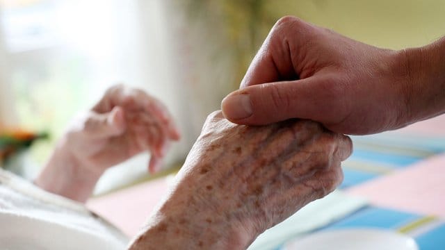 Pflegebedürftige müssen für einen Heimplatz tiefer in die eigene Tasche greifen. Pflegebedürftige müssen für einen Heimplatz tiefer in die eigene Tasche greifen.