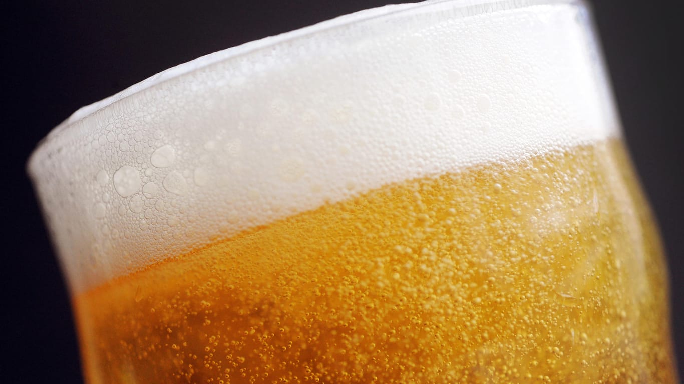 Gefülltes Bierglas: Deutsche konsumieren jährlich rund 100 Liter Bier pro Kopf.