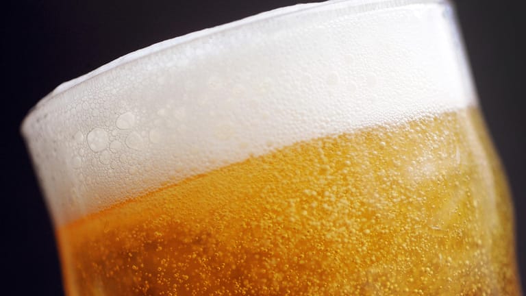 Gefülltes Bierglas: Deutsche konsumieren jährlich rund 100 Liter Bier pro Kopf.
