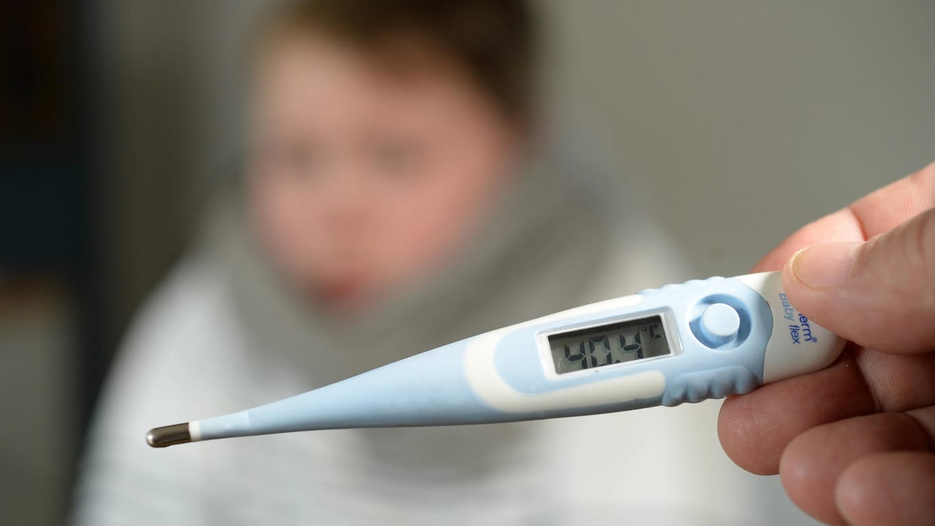 Ein Fiebemessgerät zeigt hohes Fieber an (Symbolbild): In Hagen ist die Temperatur, ab wann Kinder nach Hause geschickt werden, nun erhöht worden.