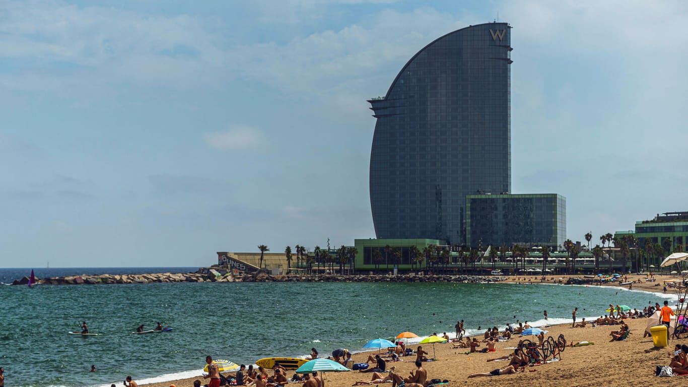Der Strand von Barcelona: Das Auswärtige Amt warnt vor Reisen in drei spanische Regionen.