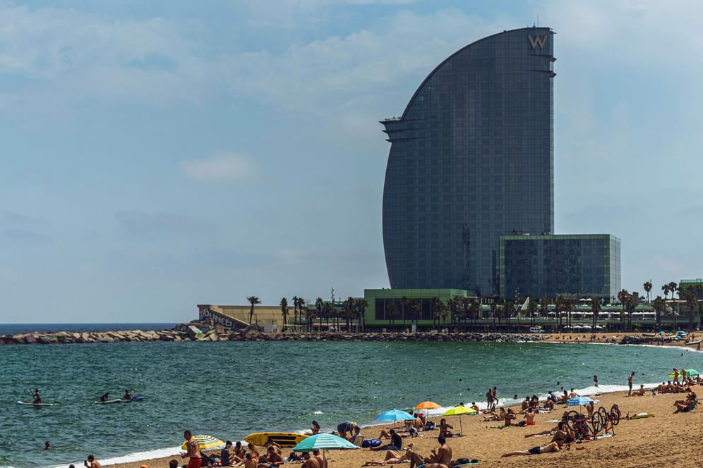 Der Strand von Barcelona: Das Auswärtige Amt warnt vor Reisen in drei spanische Regionen.