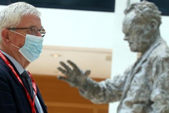 Thilo Sarrazin und die Statue des SPD-Übervaters Willy Brandt: Die Sozialdemokraten haben den Autor aus der Partei geworfen.