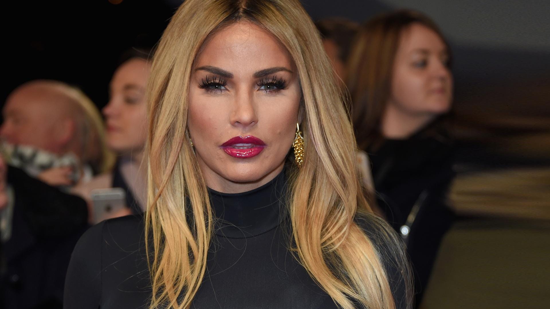 Katie Price: Das Model ist die nächsten Monate auf einen Rollstuhl angewiesen.