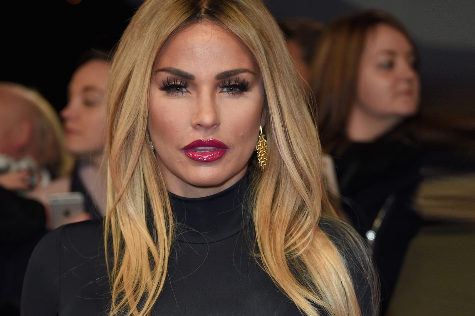 Katie Price: Das Model ist die nächsten Monate auf einen Rollstuhl angewiesen.