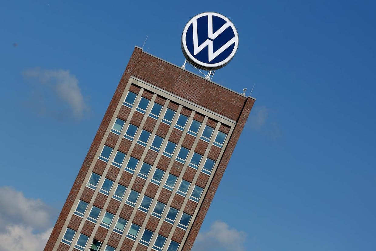 VW-Hochhaus: Ein Mitarbeiter des Volkswagen-Konzerns wurde offenbar wegen einer Spitzelaffäre freigestellt. VW-Hochhaus: Ein Mitarbeiter des Volkswagen-Konzerns wurde offenbar wegen einer Spitzelaffäre freigestellt.