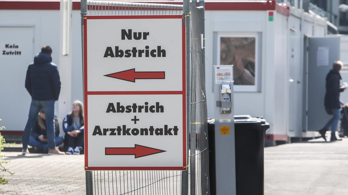 Eine Teststelle am Dortmunder Klinikum Nord: Reiserückkehrer können sich hier kostenfrei auf das Coronavirus testen lassen.