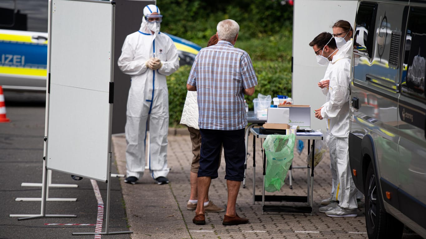 Mobile Teststation in Heide in Schleswig-Holstein: Im Kreis Dithmarschen gelten wieder strengere Schutzmaßnahmen.