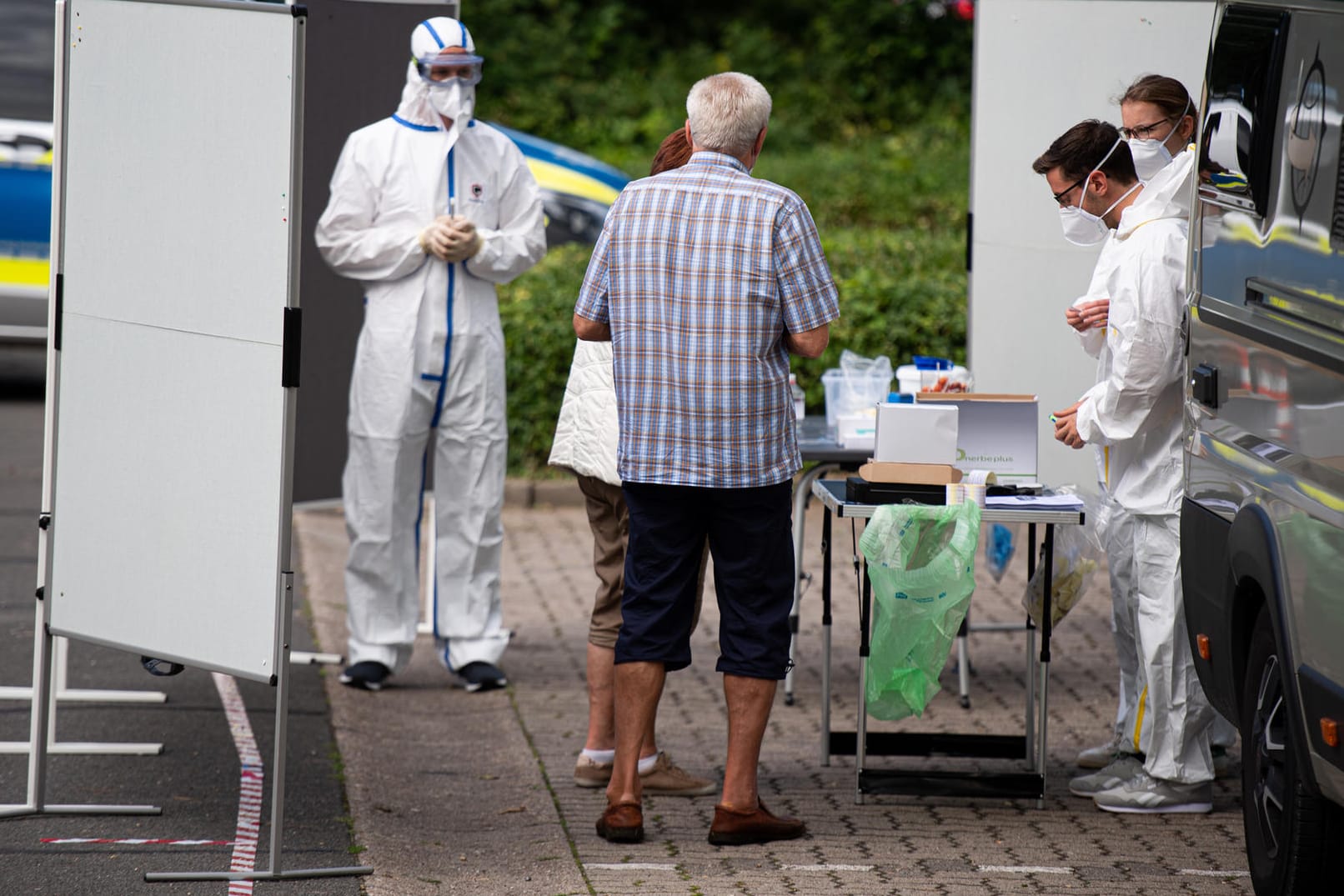 Mobile Teststation in Heide in Schleswig-Holstein: Im Kreis Dithmarschen gelten wieder strengere Schutzmaßnahmen.