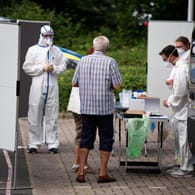 Mobile Teststation in Heide in Schleswig-Holstein: Im Kreis Dithmarschen gelten wieder strengere Schutzmaßnahmen.