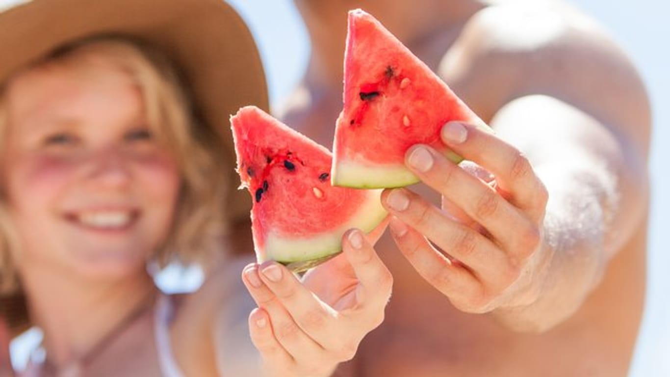 Wassermelone: Bereits fertig geschnittene Melonenstücke aus dem Handel sollten nur verzehrt werden, wenn die Kühlkette stimmt.