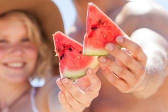 Wassermelone: Bereits fertig geschnittene Melonenstücke aus dem Handel sollten nur verzehrt werden, wenn die Kühlkette stimmt.