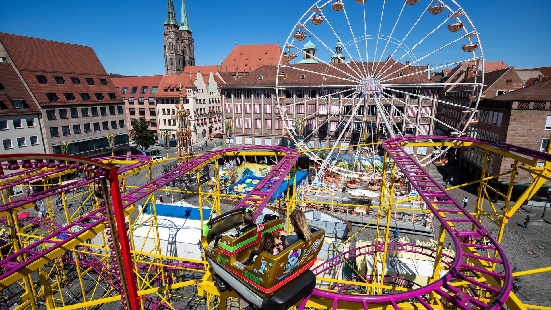 Die Nürnberger Sommertage: Eine Achterbahn und ein Riesenrad zieren die Kulisse der Altstadt auf dem Hauptmarkt. Die Nürnberger Sommertage: Eine Achterbahn und ein Riesenrad zieren die Kulisse der Altstadt auf dem Hauptmarkt.