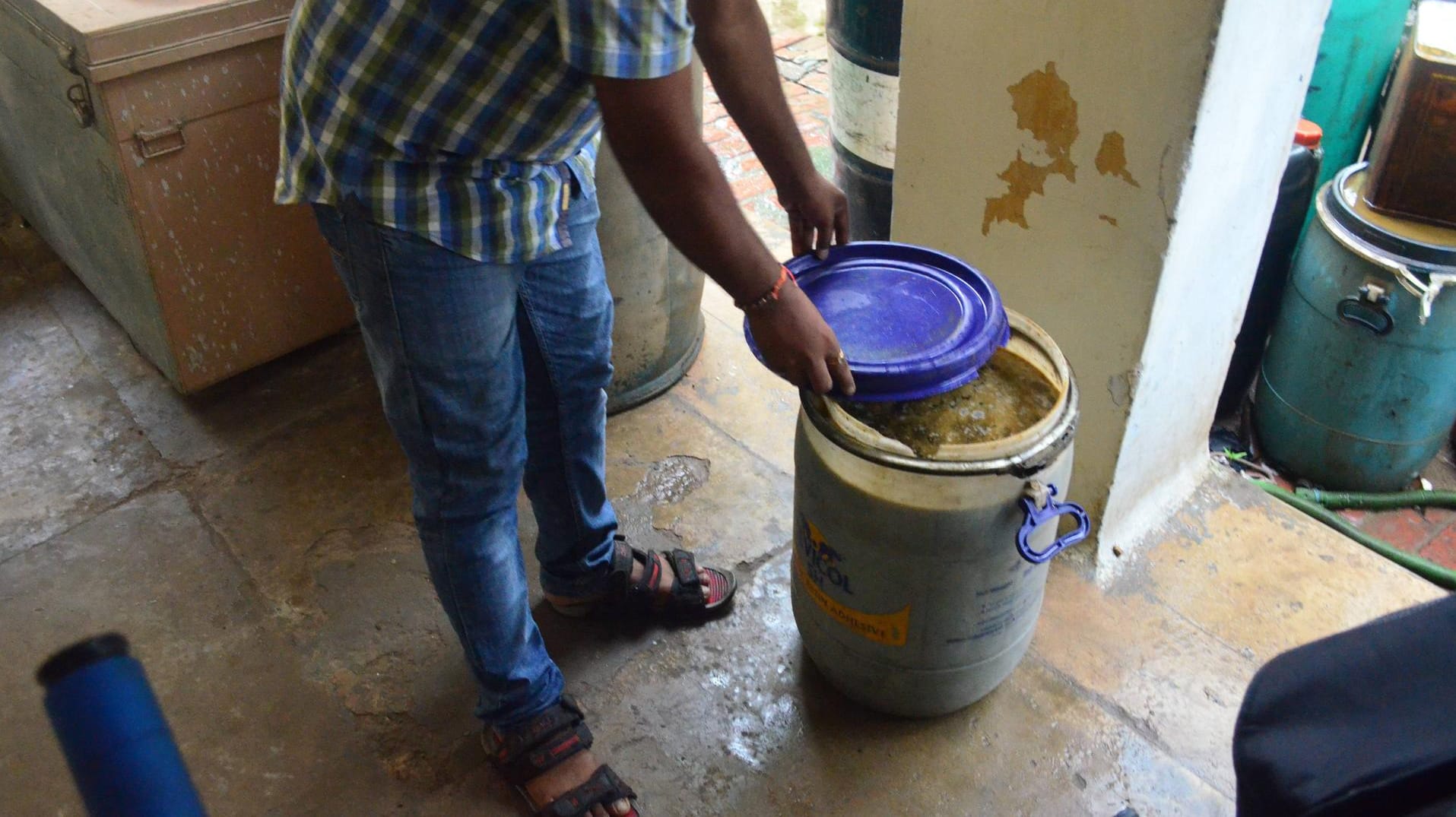 Substanzen zur Herstellung illegalen Alkohols in Indien: Jährlich gibt es viele Todesfälle. Substanzen zur Herstellung illegalen Alkohols in Indien: Jährlich gibt es viele Todesfälle.
