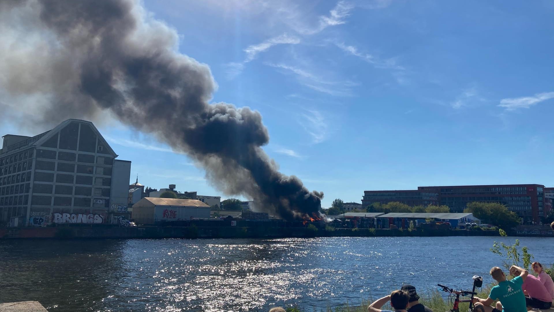 Brand in der Hauptstadt: In Kreuzberg brannte ein Papierlager, die Rauchsäule war über Berlin zu sehen.