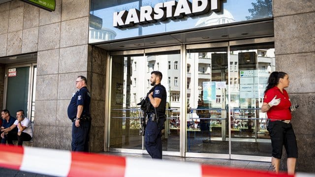 Polizeibeamte sichern das Kaufhaus Karstadt am Hermannplatz. Polizeibeamte sichern das Kaufhaus Karstadt am Hermannplatz.