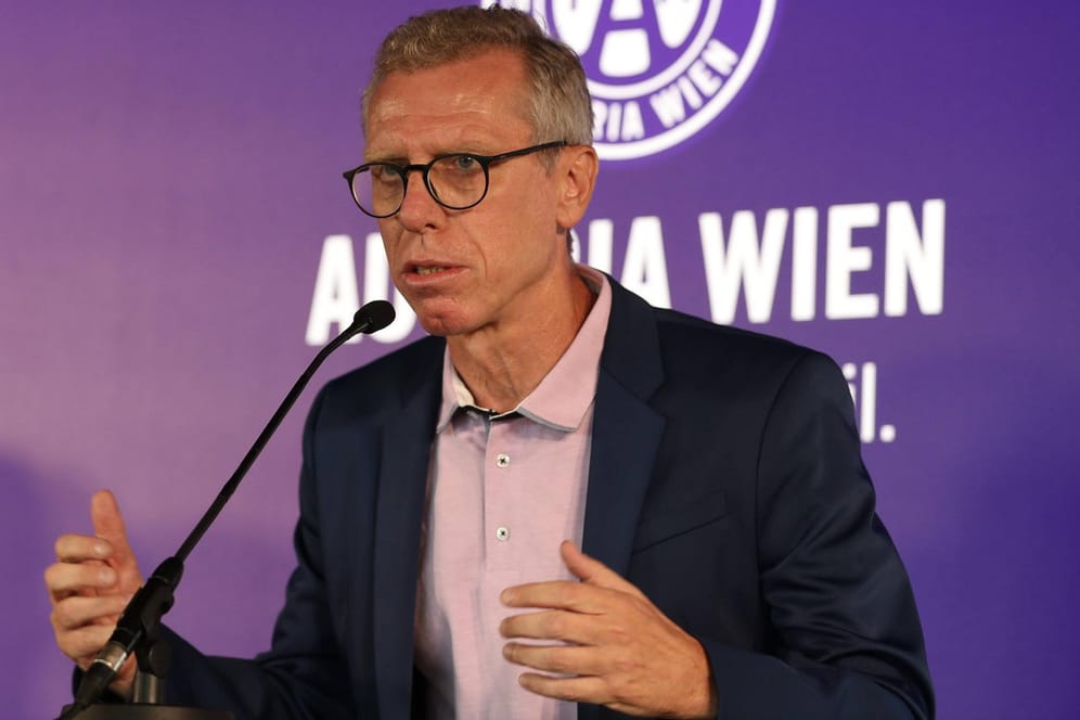 Peter Stöger auf einer Austria-Pressekonferenz: Der Sportdirektor übernimmt nun auch das Traineramt des Klubs.