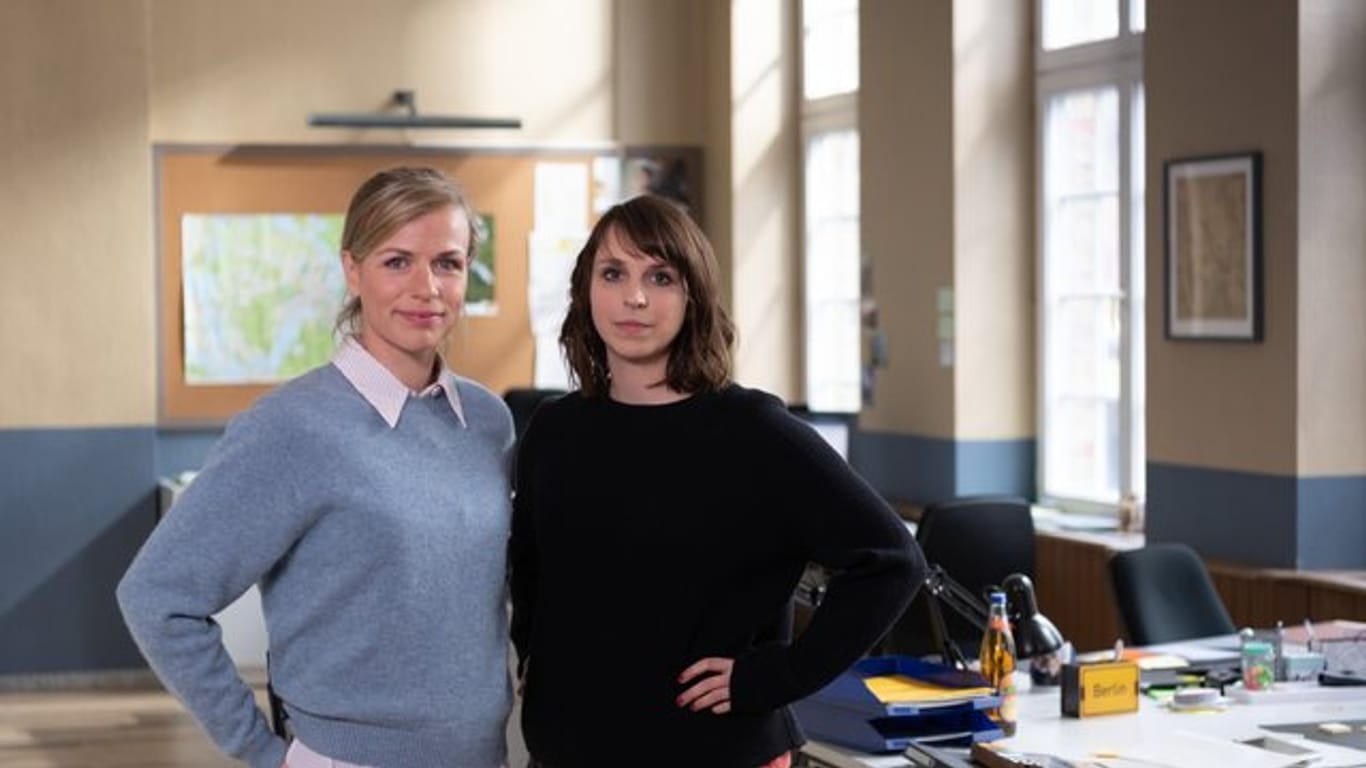 Die Schauspielerinnen Katrin Jaehne (l, als Kommissarin Sophie Pohlmann) und Caroline Erikson (als Kommissarin Luna Kunath) ermitteln wieder.