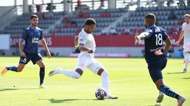 Sorgte beim Bayern-Test für das Siegtor: Serge Gnabry (M).