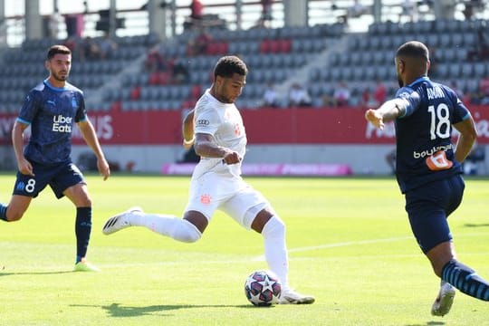 Sorgte beim Bayern-Test für das Siegtor: Serge Gnabry (M).