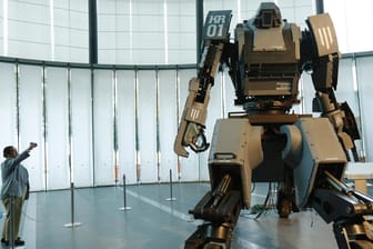 Roboter wie der "Kuratas" brauchen zwar noch einen menschlichen Passagier, aber die Entwicklung geht hin zu autonomen Killermaschinen.