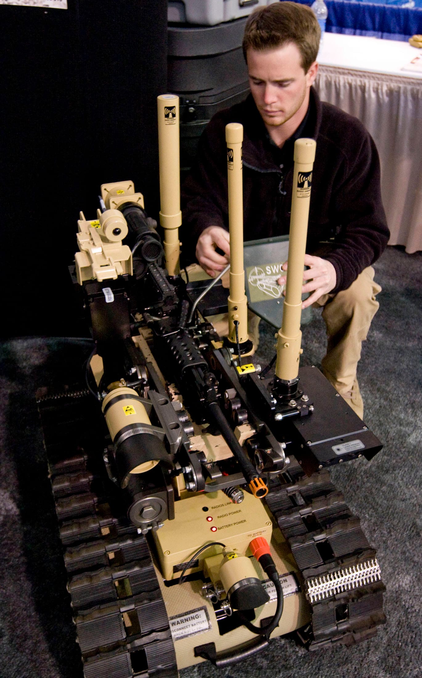 Kleiner Kampfroboter mit Maschinengewehr: An Geräten wie diesen wird seit vielen Jahren geforscht. Zunehmend werden sie auch mit Künstlicher Intelligenz
