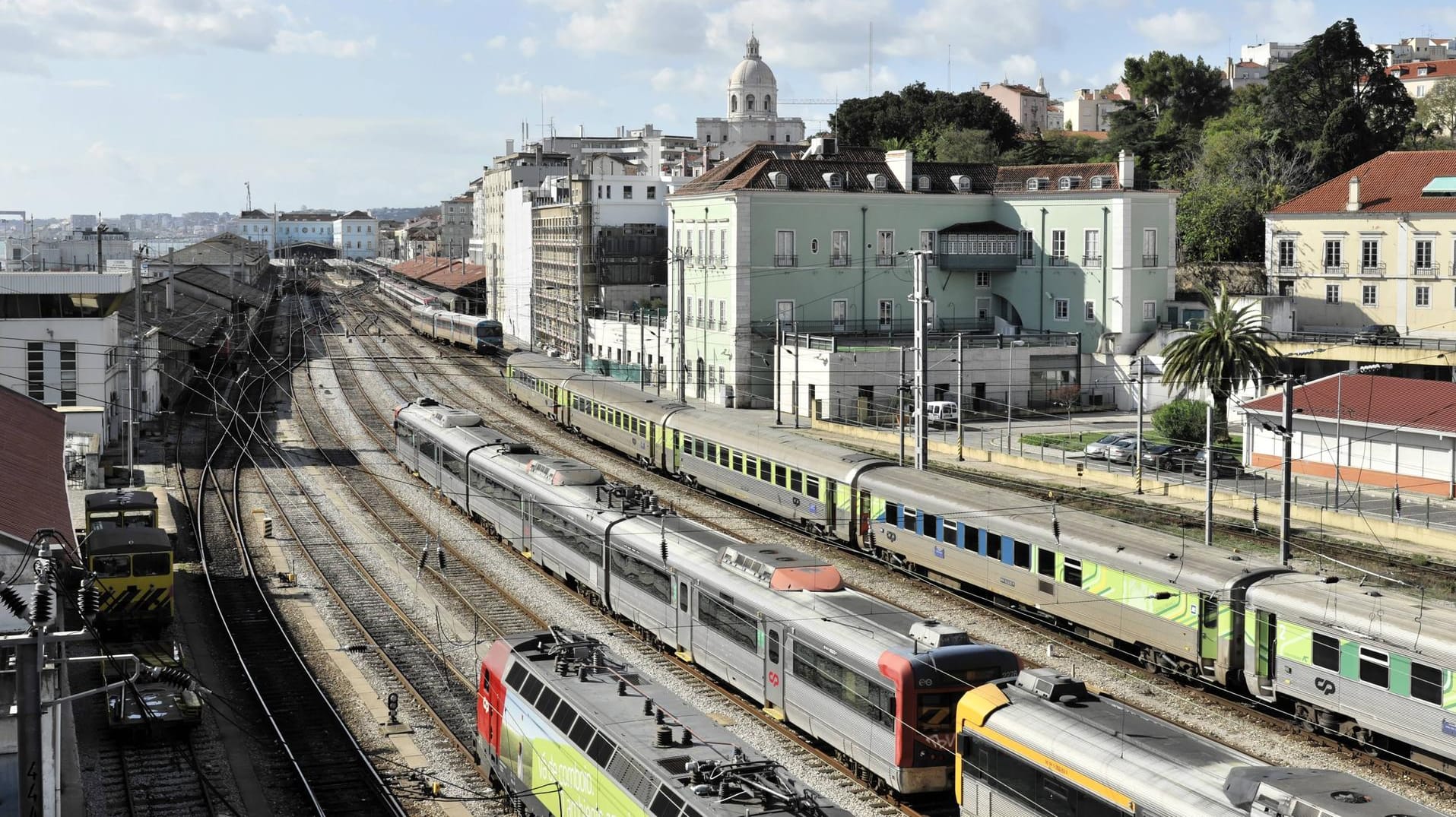 Gleisanlagen bei Lissabon: In Portugal ist es zum einem schweren Zugunglück gekommen. Gleisanlagen bei Lissabon: In Portugal ist es zum einem schweren Zugunglück gekommen.
