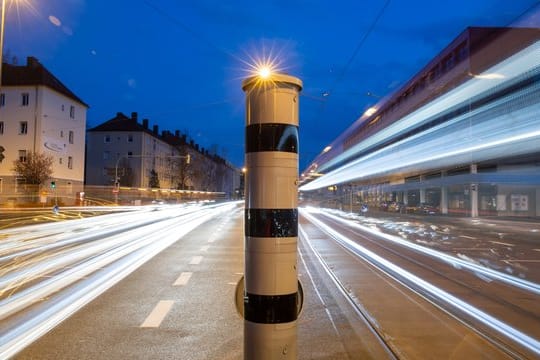 Eine Blitzsäule mit kombinierter Überwachung von Rotlicht und Geschwindigkeit an einer Ampelkreuzung.