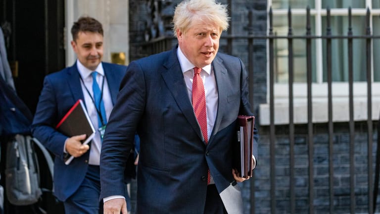 Boris Johnson: Der britische Premierminister hat die Corona-Lockerungen vorerst gestoppt.