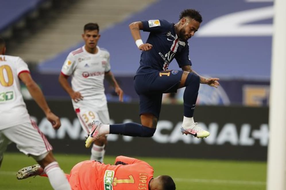 Lyon-Keeper Anthony Lopes ist vor PSG-Superstar Neymar am Ball.