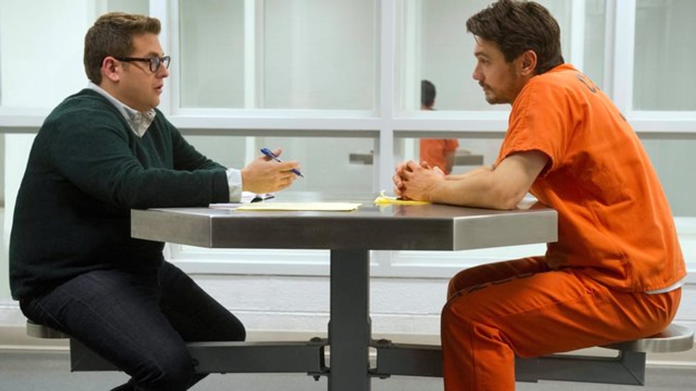 James Franco (r) als Christian Longo und Jonah Hill als Journalist Michael Finkel in einer Szene des Films "True Story - Spiel um Macht".