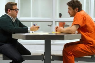 James Franco (r) als Christian Longo und Jonah Hill als Journalist Michael Finkel in einer Szene des Films "True Story - Spiel um Macht".