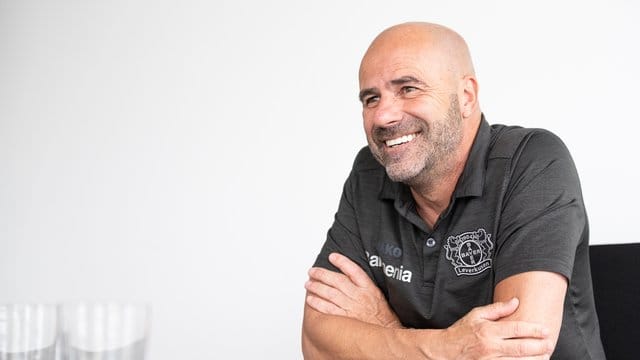 Bestens gelaunt: Bayer-Coach Peter Bosz.