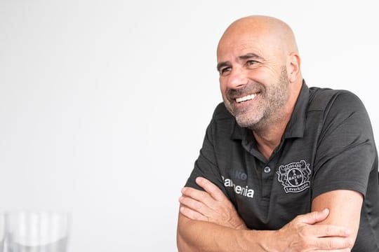 Bestens gelaunt: Bayer-Coach Peter Bosz.