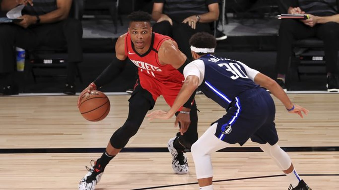 Russell Westbrook (l) von den Houston Rockets dribbelt gegen Seth Curry (r) von den Dallas Mavericks.