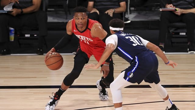 Russell Westbrook (l) von den Houston Rockets dribbelt gegen Seth Curry (r) von den Dallas Mavericks. Russell Westbrook (l) von den Houston Rockets dribbelt gegen Seth Curry (r) von den Dallas Mavericks.