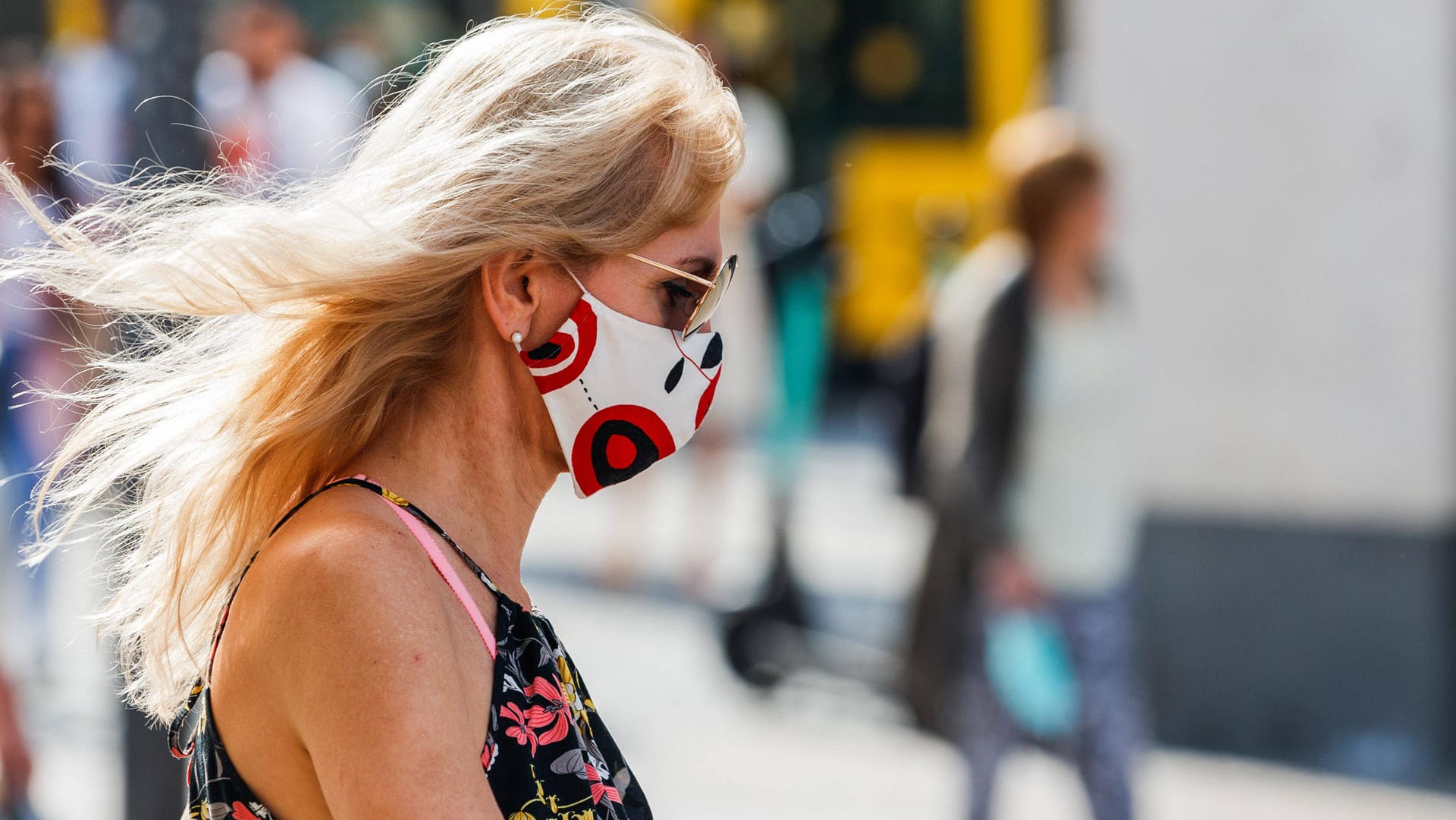 Eine Frau mit Maske in Berlin: Wirtschaftsminister Altmaier fordert hohe Strafen bei Corona-Verstößen.