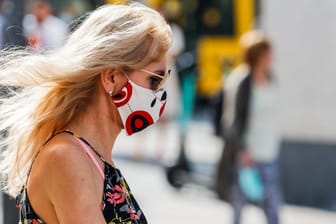 Eine Frau mit Maske in Berlin: Wirtschaftsminister Altmaier fordert hohe Strafen bei Corona-Verstößen.