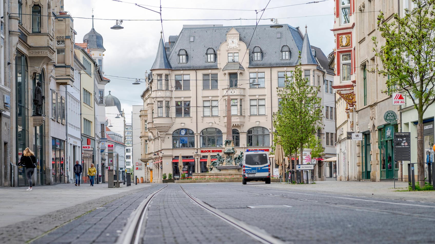 Polizeiauto in der Erfurter Innenstadt (Symbolbild): Bei dem Angriff wurden zwei Menschen verletzt.