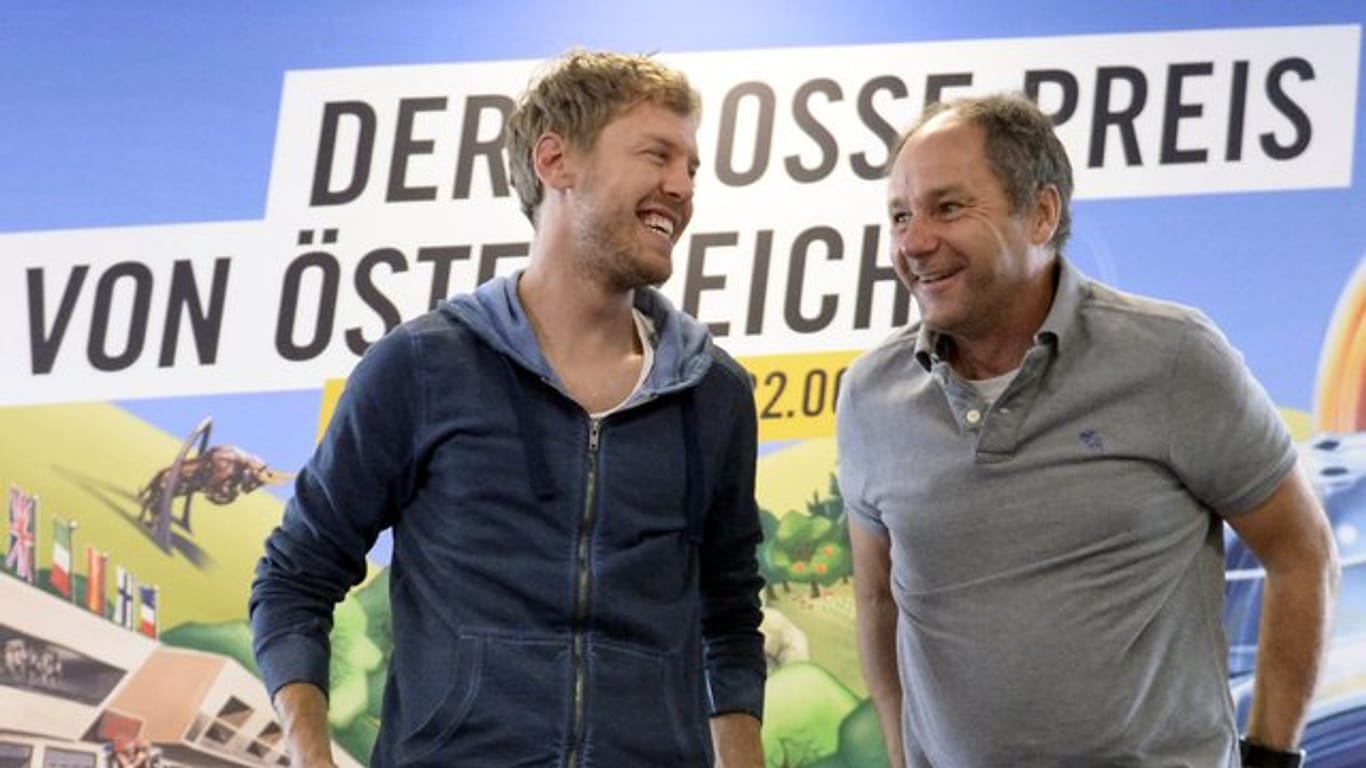 Sebastian Vettel (l) im Gespräch mit Gerhard Berger.