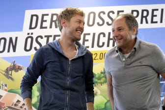 Sebastian Vettel (l) im Gespräch mit Gerhard Berger.