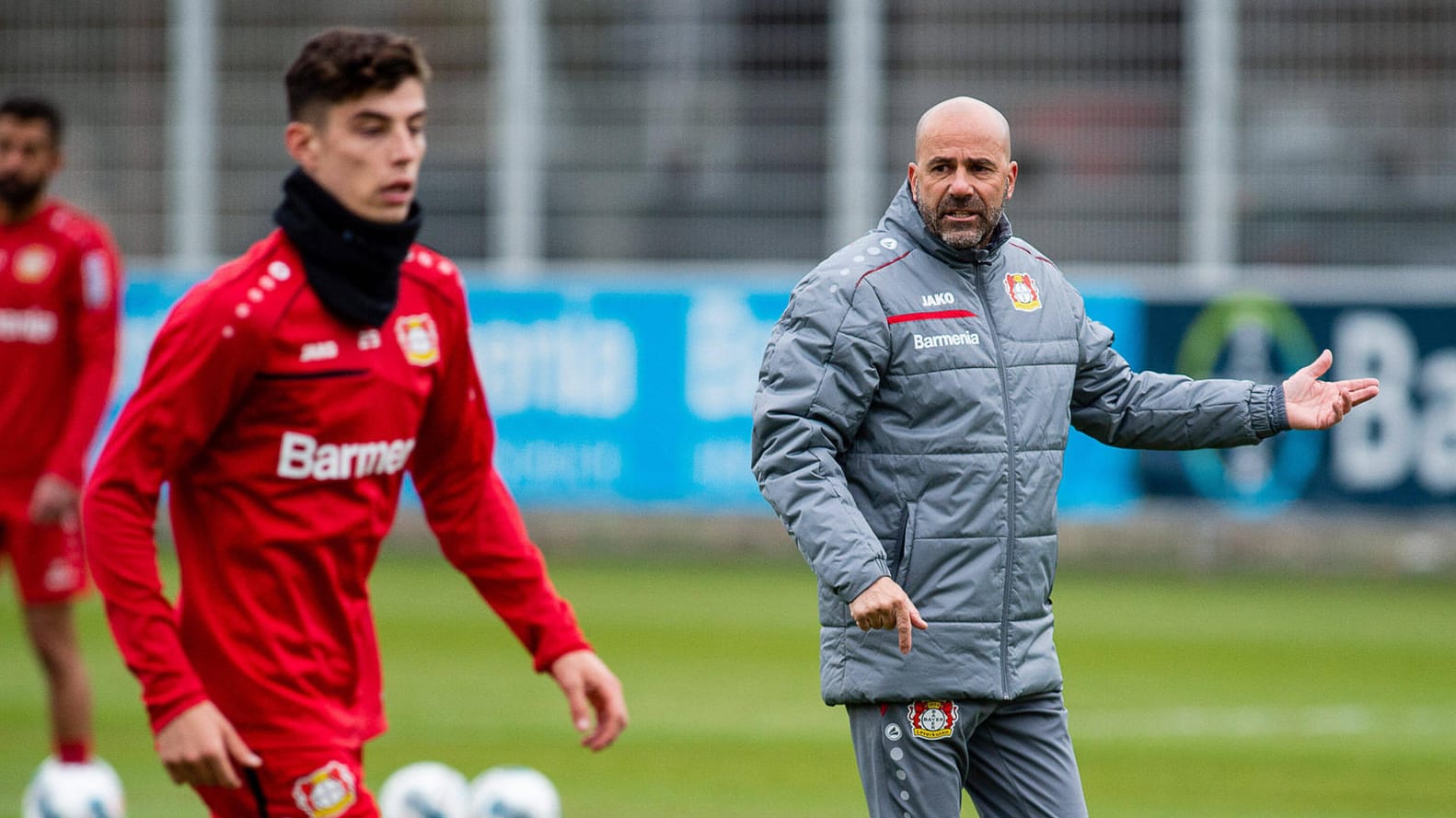 Peter Bosz im Training mit Kai Havertz (v.r.): Der Leverkusener Trainer weiß über die Pläne seines Top-Talents Bescheid. Peter Bosz im Training mit Kai Havertz (v.r.): Der Leverkusener Trainer weiß über die Pläne seines Top-Talents Bescheid.