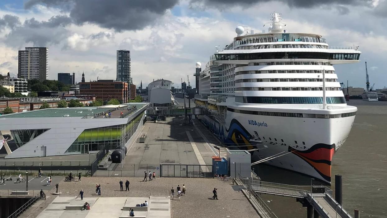 Die "Aida Perla" im Hamburger Hafen: Das Schiff bricht am 5. August zur ersten Kreuzfahrt seit Beginn der Pandemie auf.