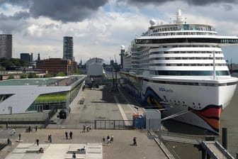Die "Aida Perla" im Hamburger Hafen: Das Schiff bricht am 5. August zur ersten Kreuzfahrt seit Beginn der Pandemie auf.
